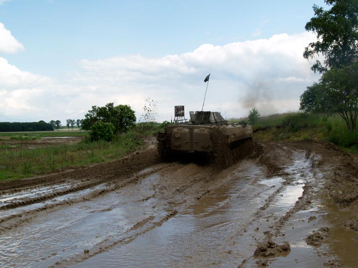BMP Schützenpanzer fährt durch Matsch